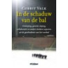 IN DE SCHADUW VAN DE BAL.
